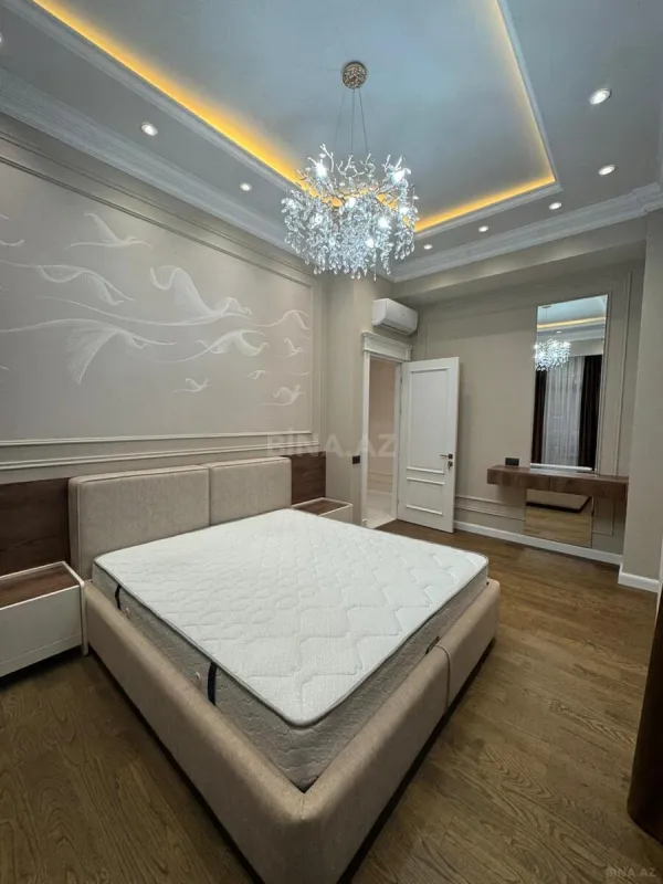 Satılır 4 otaqlı mənzil 208 m²