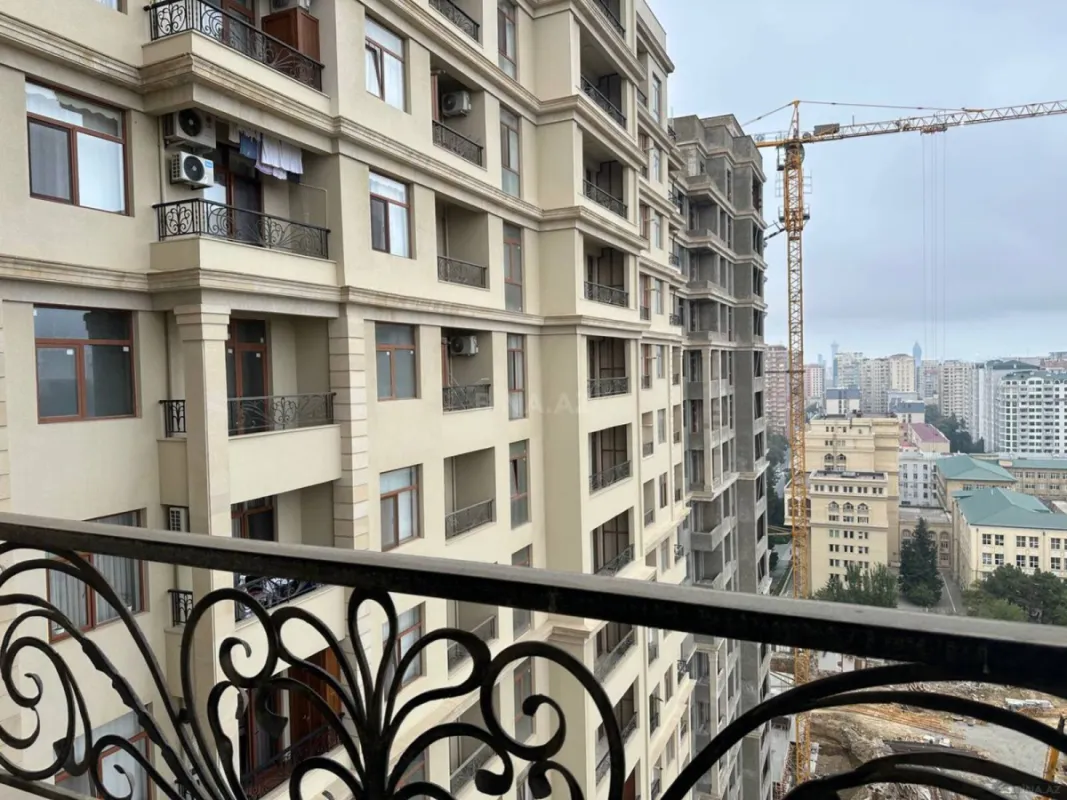 Satılır 3 otaqlı mənzil 146 m²