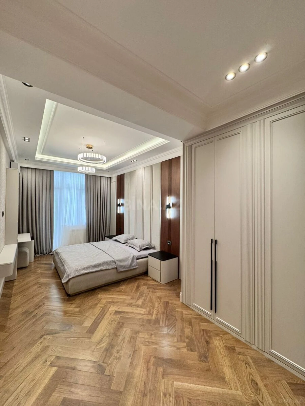 Satılır 4 otaqlı mənzil 165 m²
