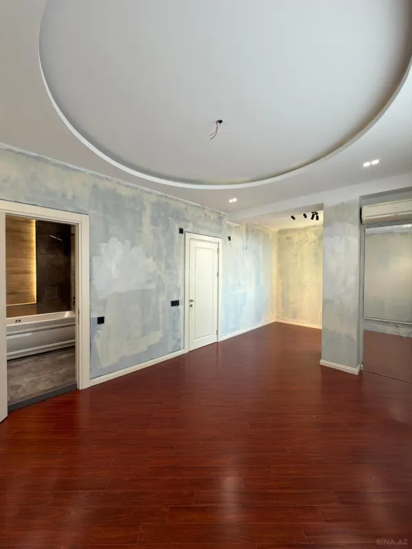 Satılır 3 otaqlı mənzil 135 m²