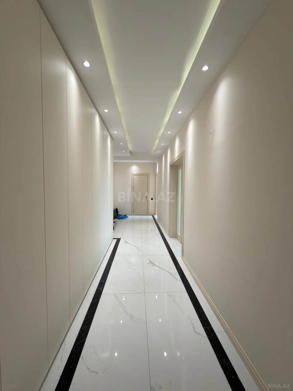 Satılır 3 otaqlı mənzil 135 m²