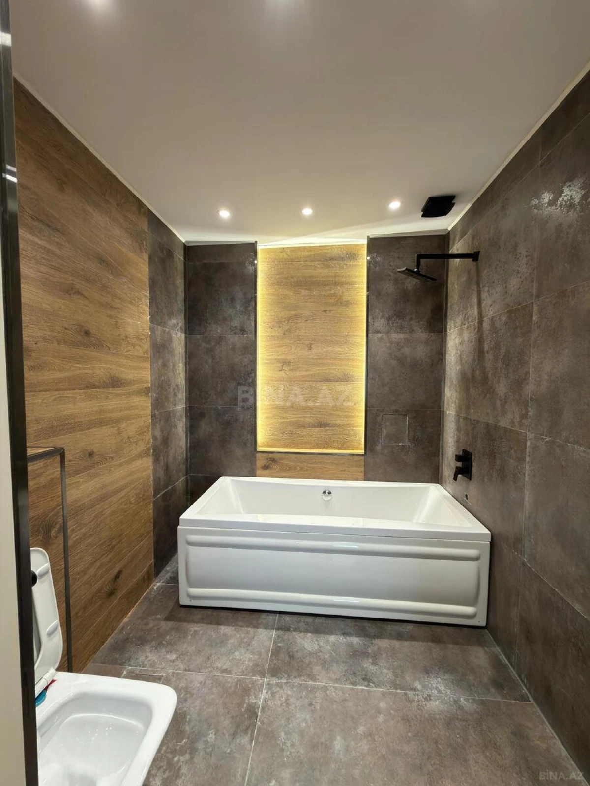 Satılır 3 otaqlı mənzil 135 m²