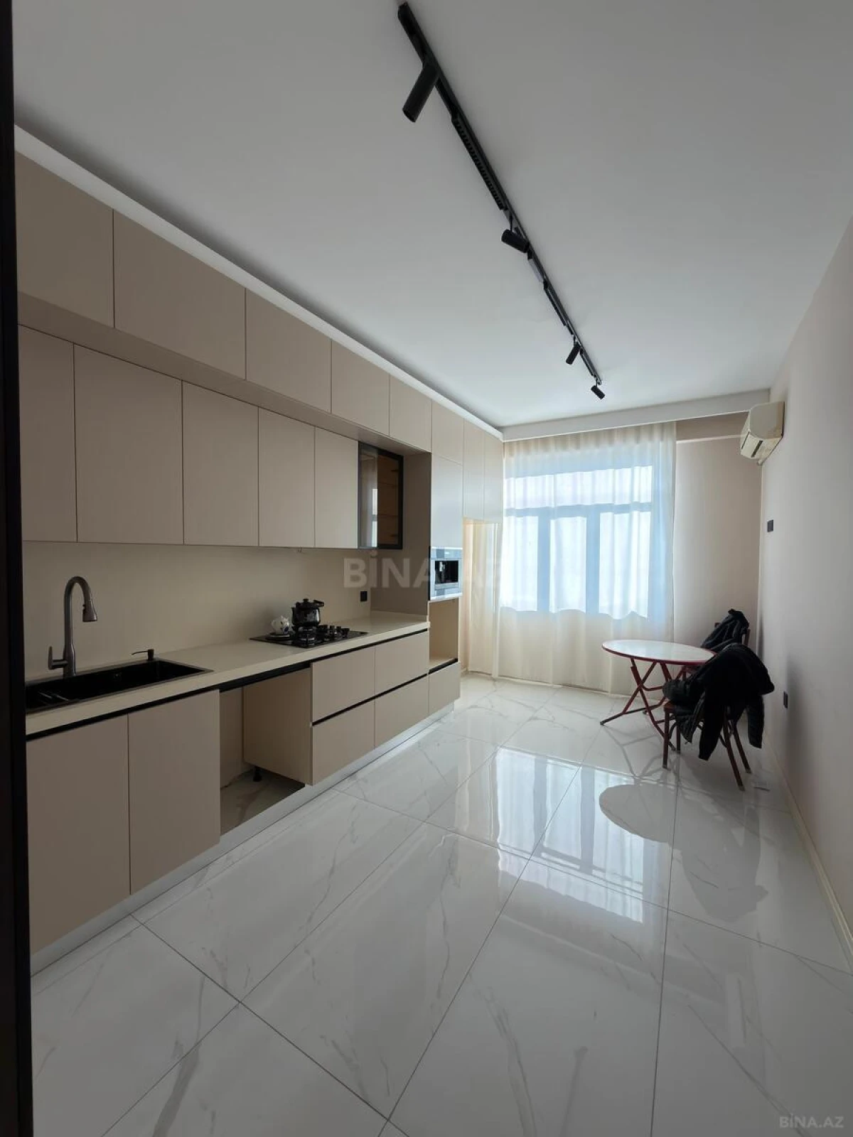 Satılır 3 otaqlı mənzil 135 m²