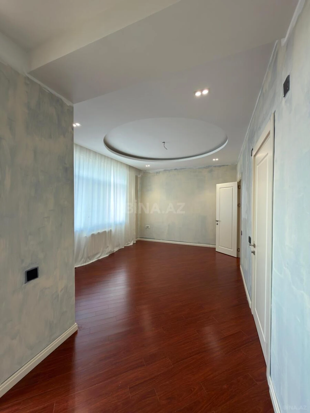 Satılır 3 otaqlı mənzil 135 m²