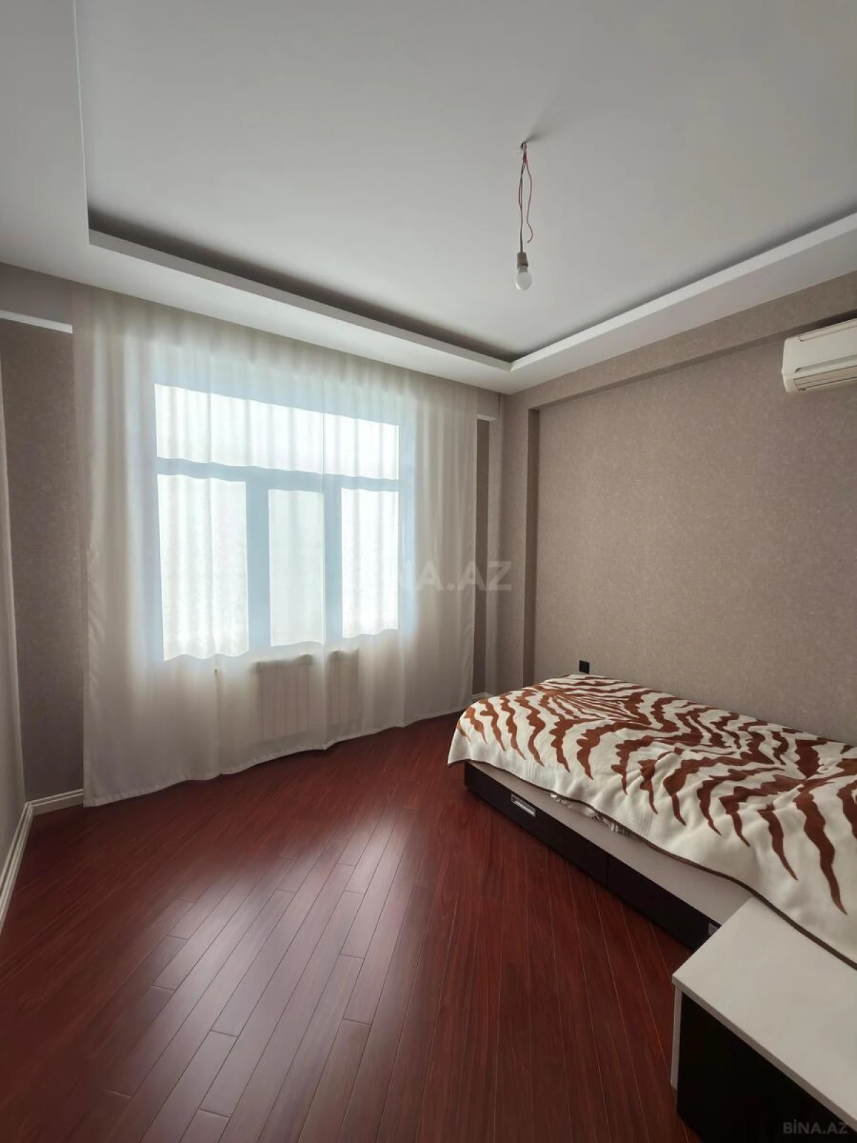 Satılır 3 otaqlı mənzil 135 m²