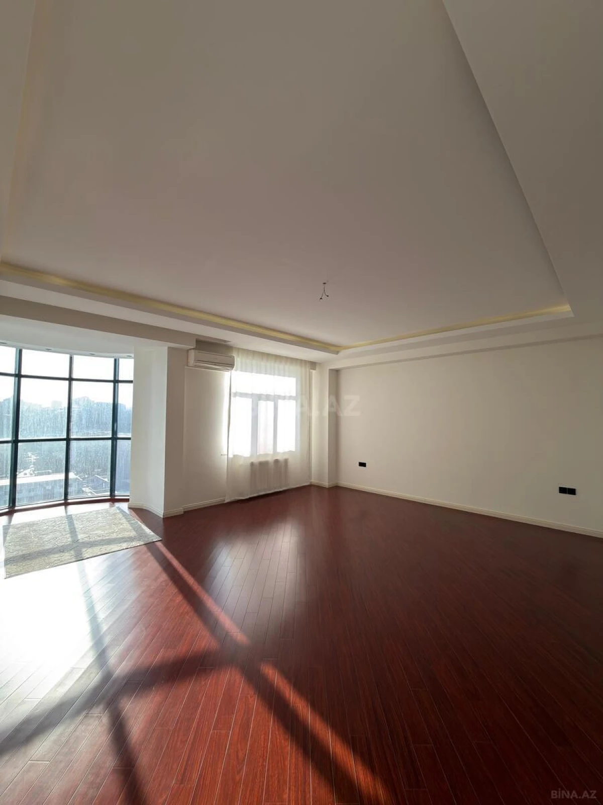 Satılır 3 otaqlı mənzil 135 m²