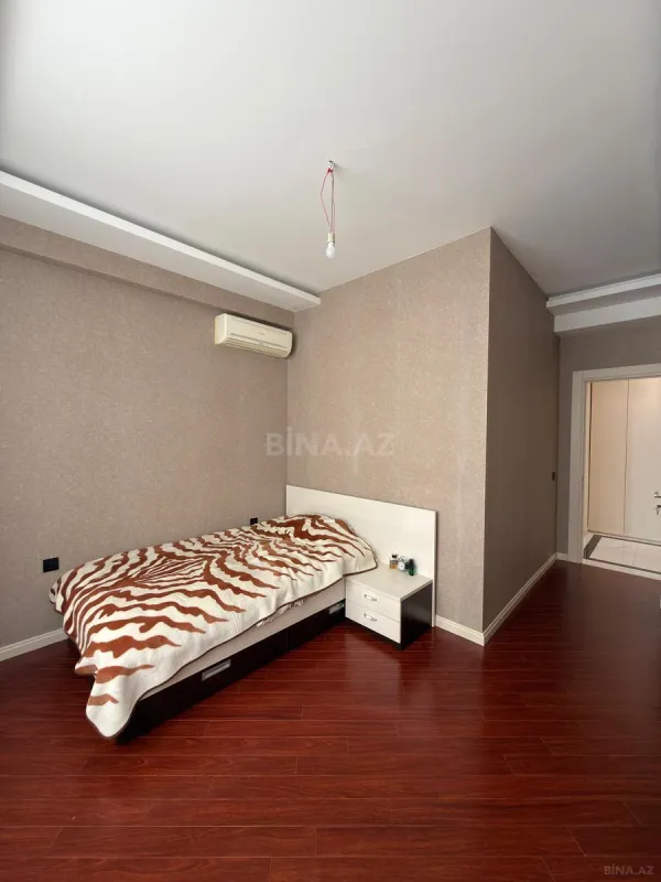 Satılır 3 otaqlı mənzil 135 m²