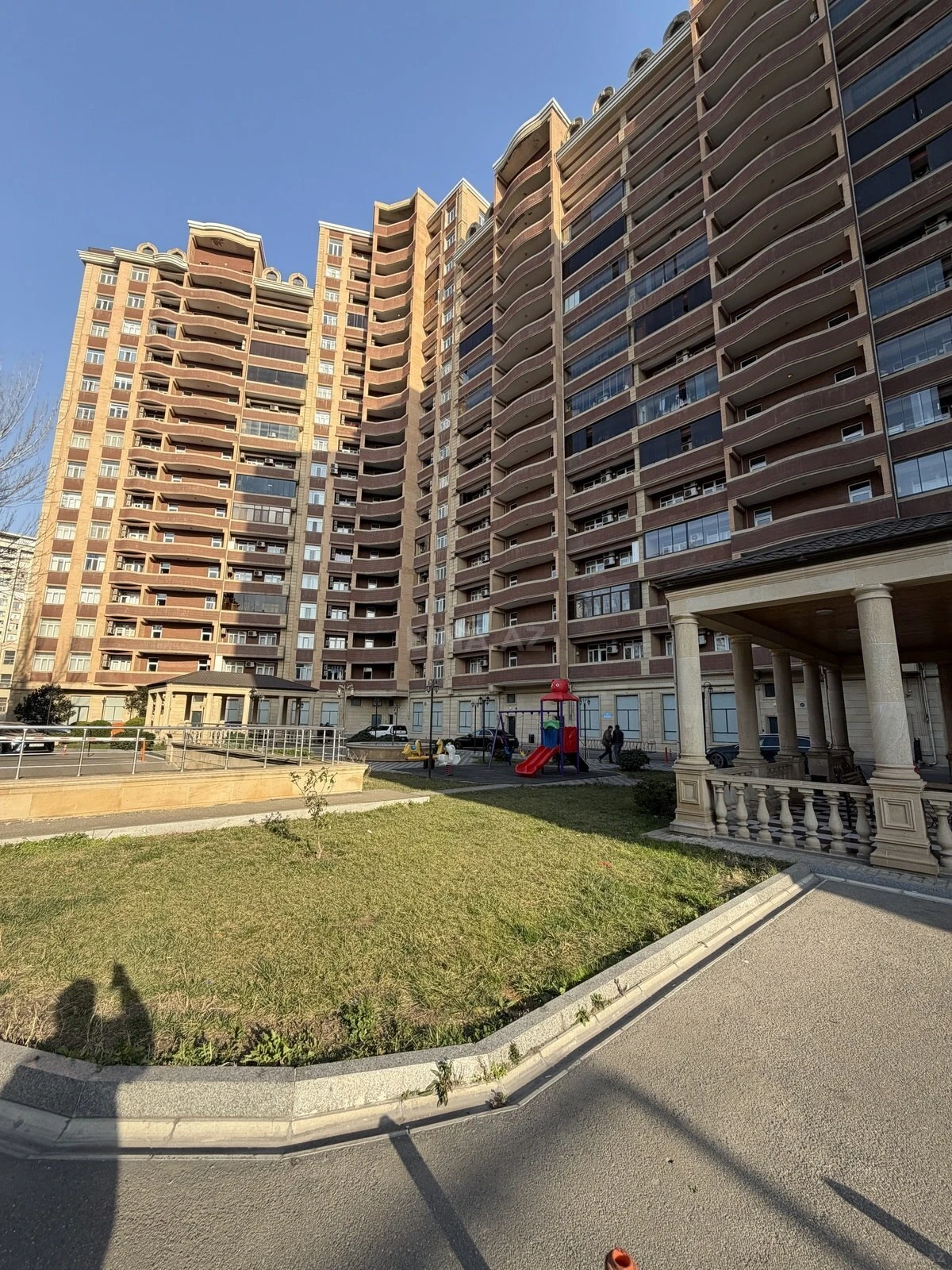 Satılır 3 otaqlı mənzil 135 m²