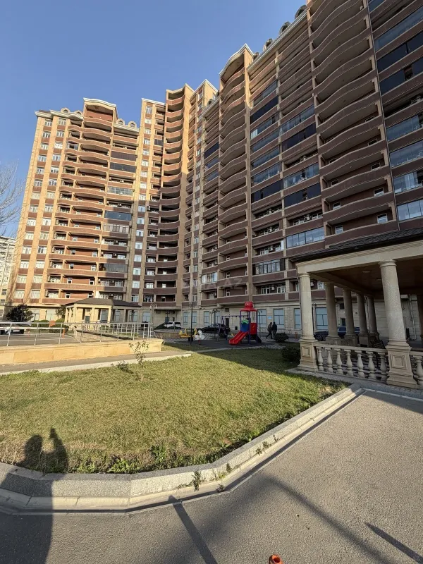 Satılır 3 otaqlı mənzil 135 m²