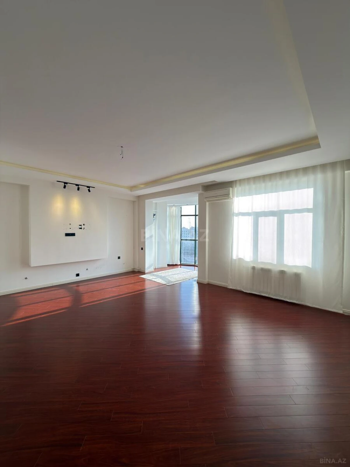 Satılır 3 otaqlı mənzil 135 m²