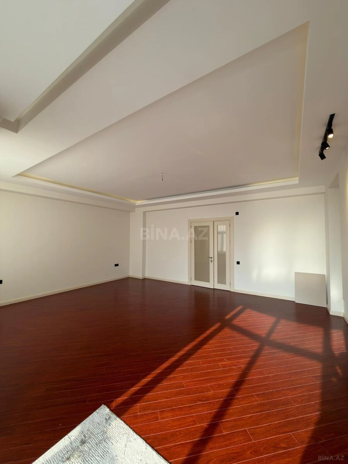 Satılır 3 otaqlı mənzil 135 m²