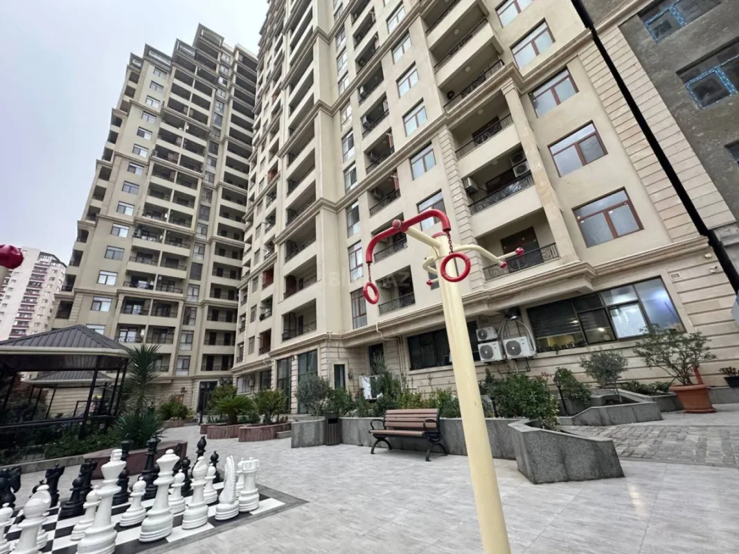 Satılır 4 otaqlı mənzil 207 m²