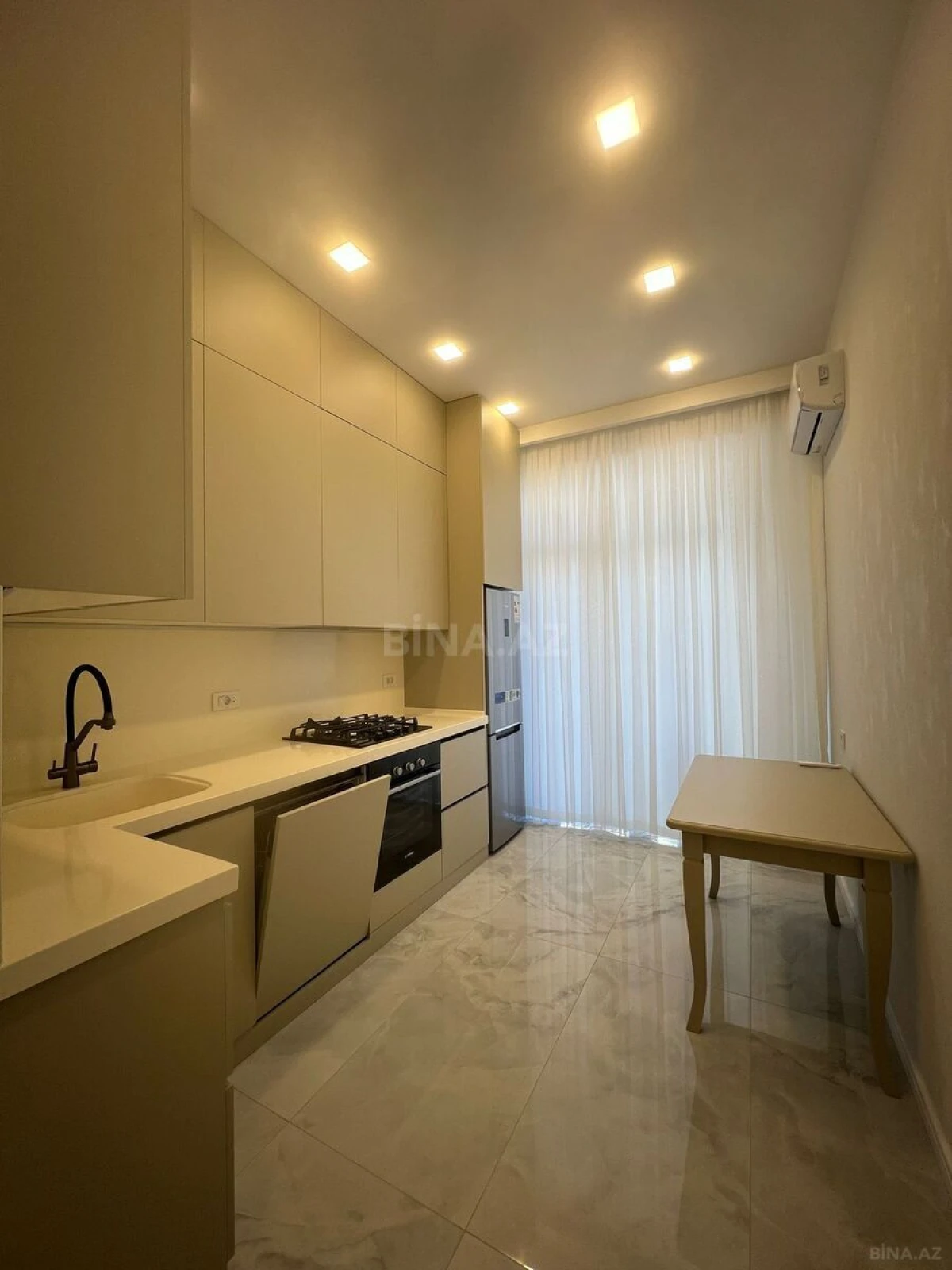 Kirayə verilir 2 otaqlı mənzil 82 m²