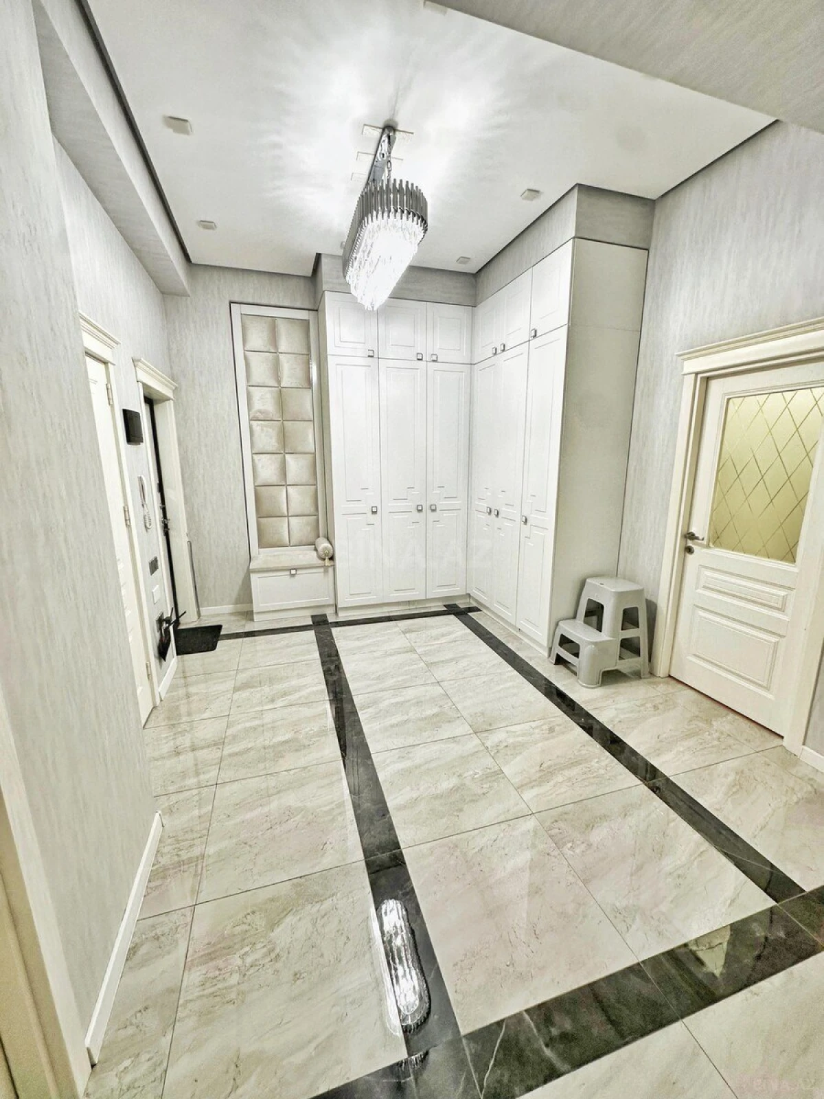 Satılır 3 otaqlı mənzil 138 m²