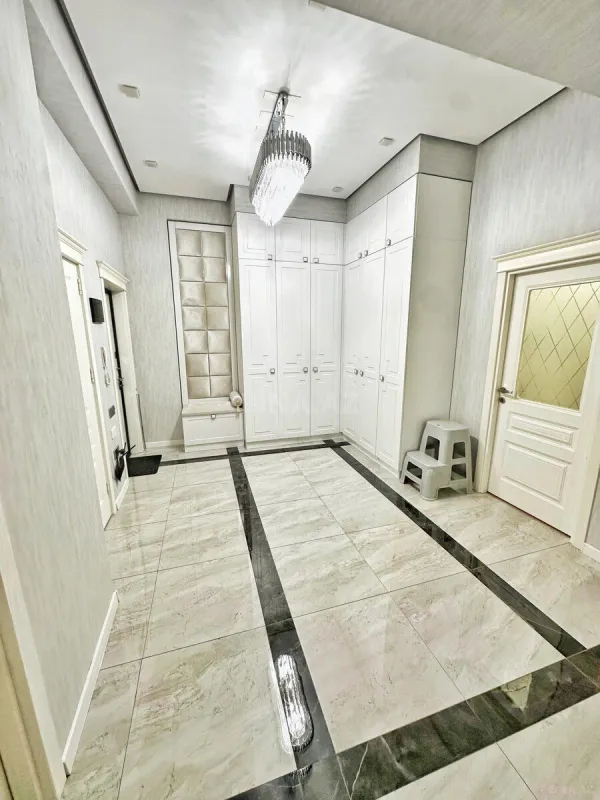 Satılır 3 otaqlı mənzil 138 m²