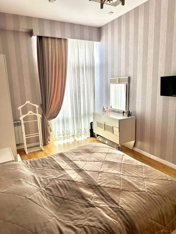 Satılır 3 otaqlı mənzil 138 m²