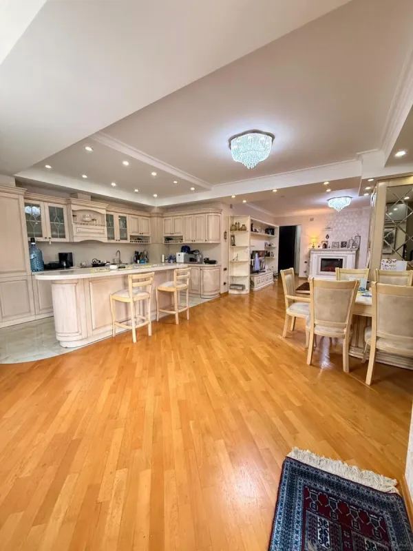 Satılır 4 otaqlı mənzil 165 m²