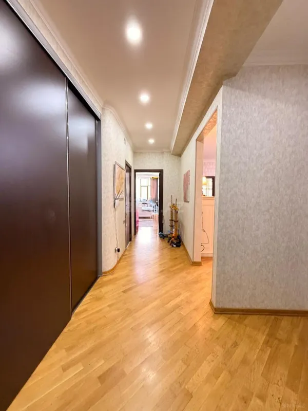 Satılır 4 otaqlı mənzil 165 m²