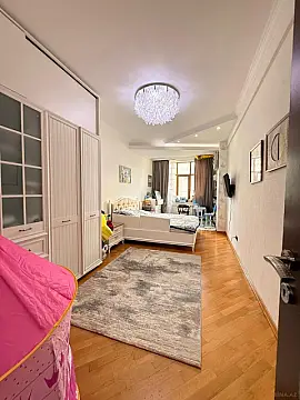 Satılır 4 otaqlı mənzil 165 m²