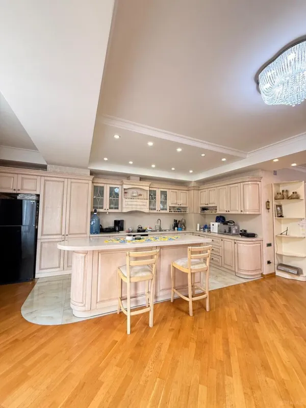 Satılır 4 otaqlı mənzil 165 m²