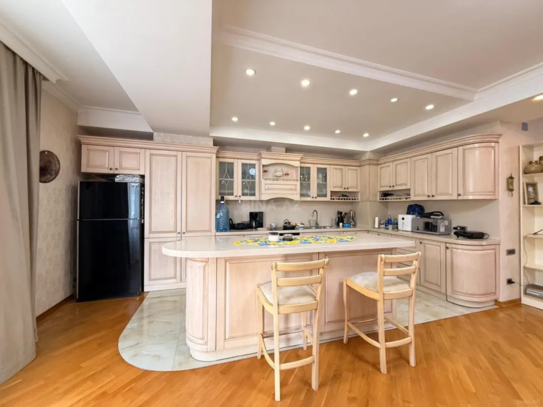 Satılır 4 otaqlı mənzil 165 m²