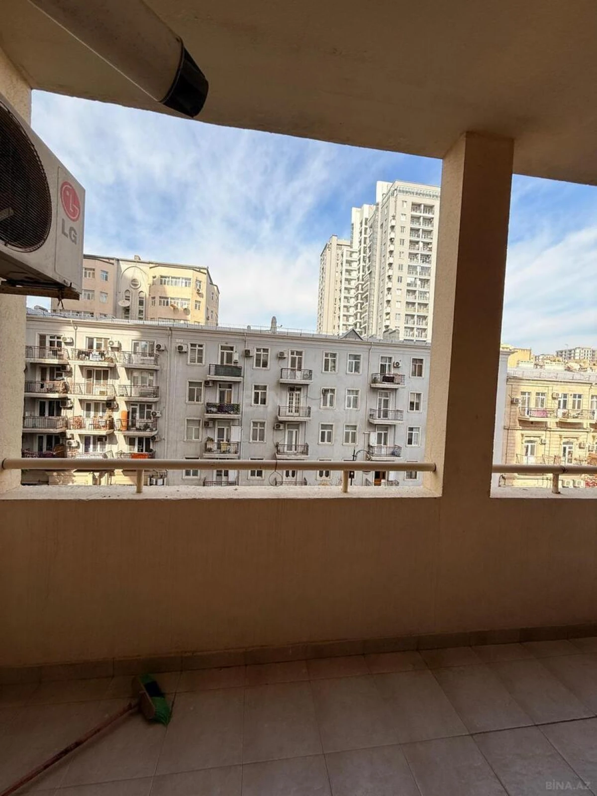 Satılır 4 otaqlı mənzil 165 m²