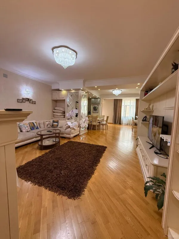Satılır 4 otaqlı mənzil 165 m²