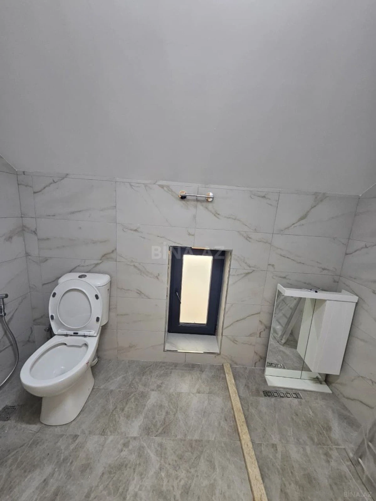 Satılır 6 otaqlı həyət evi 440 m²
