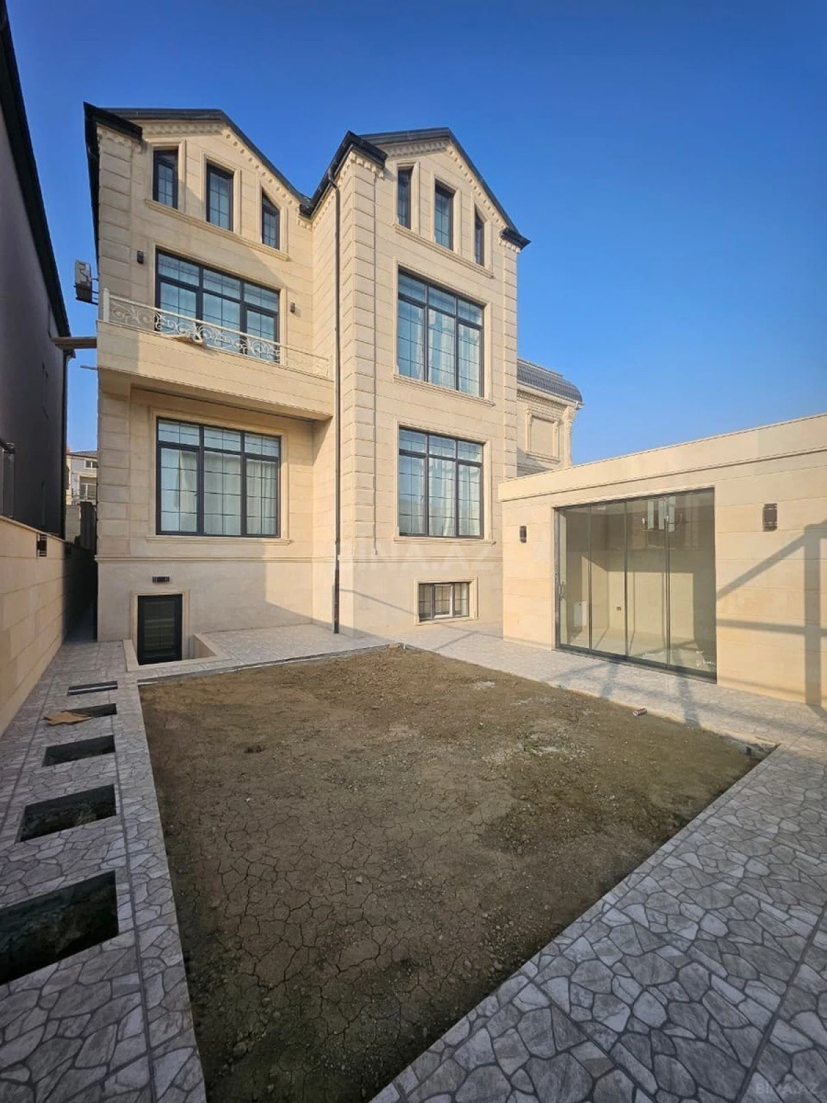 Satılır 6 otaqlı həyət evi 440 m²