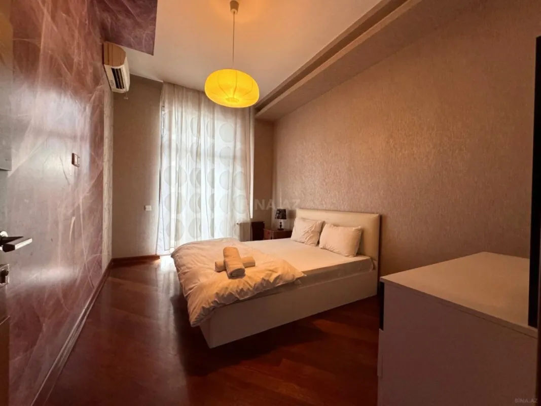 Satılır 4 otaqlı mənzil 200 m²