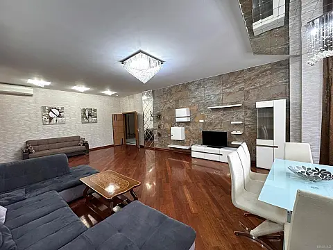 Satılır 4 otaqlı mənzil 200 m²