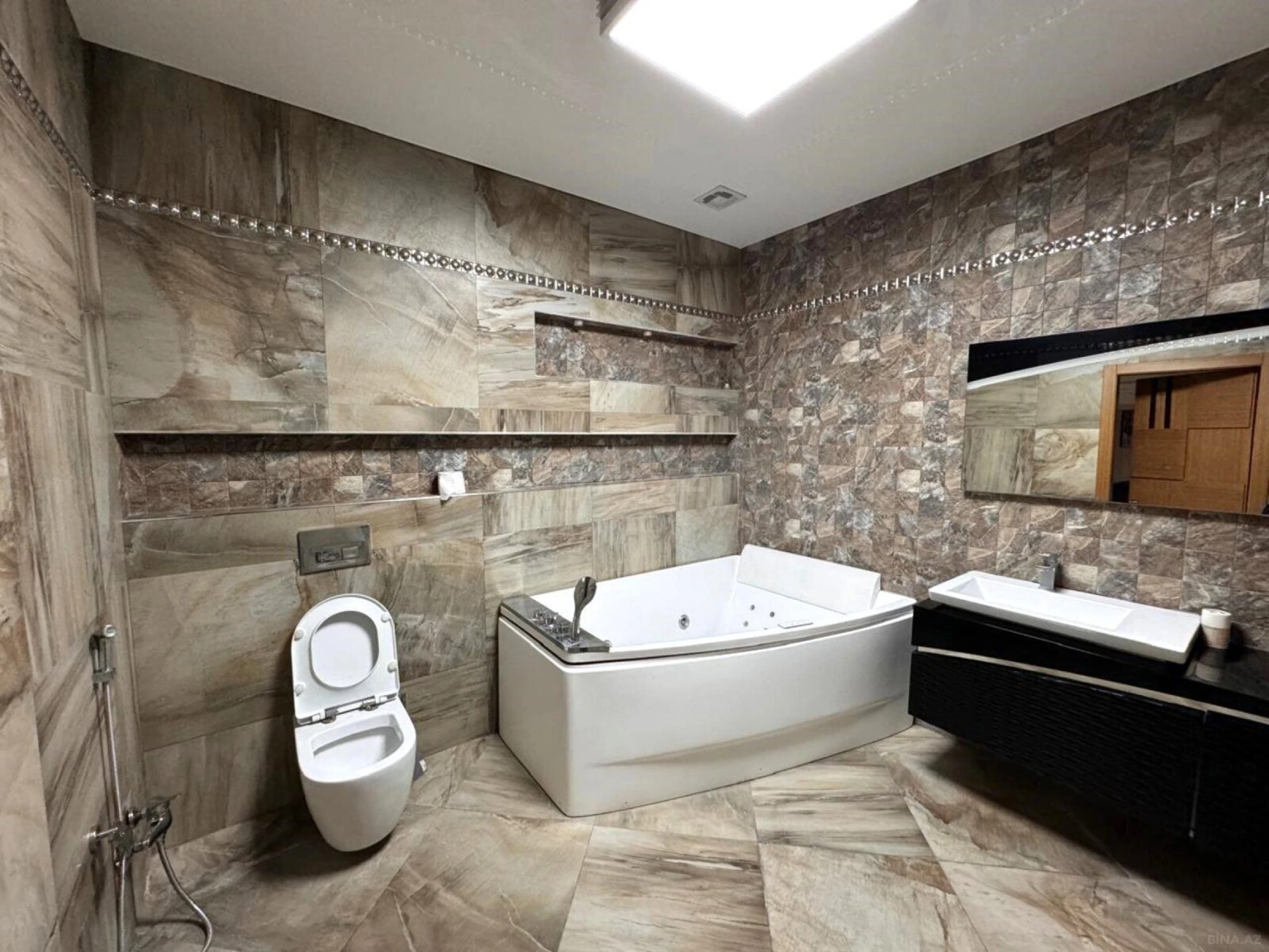 Satılır 4 otaqlı mənzil 200 m²