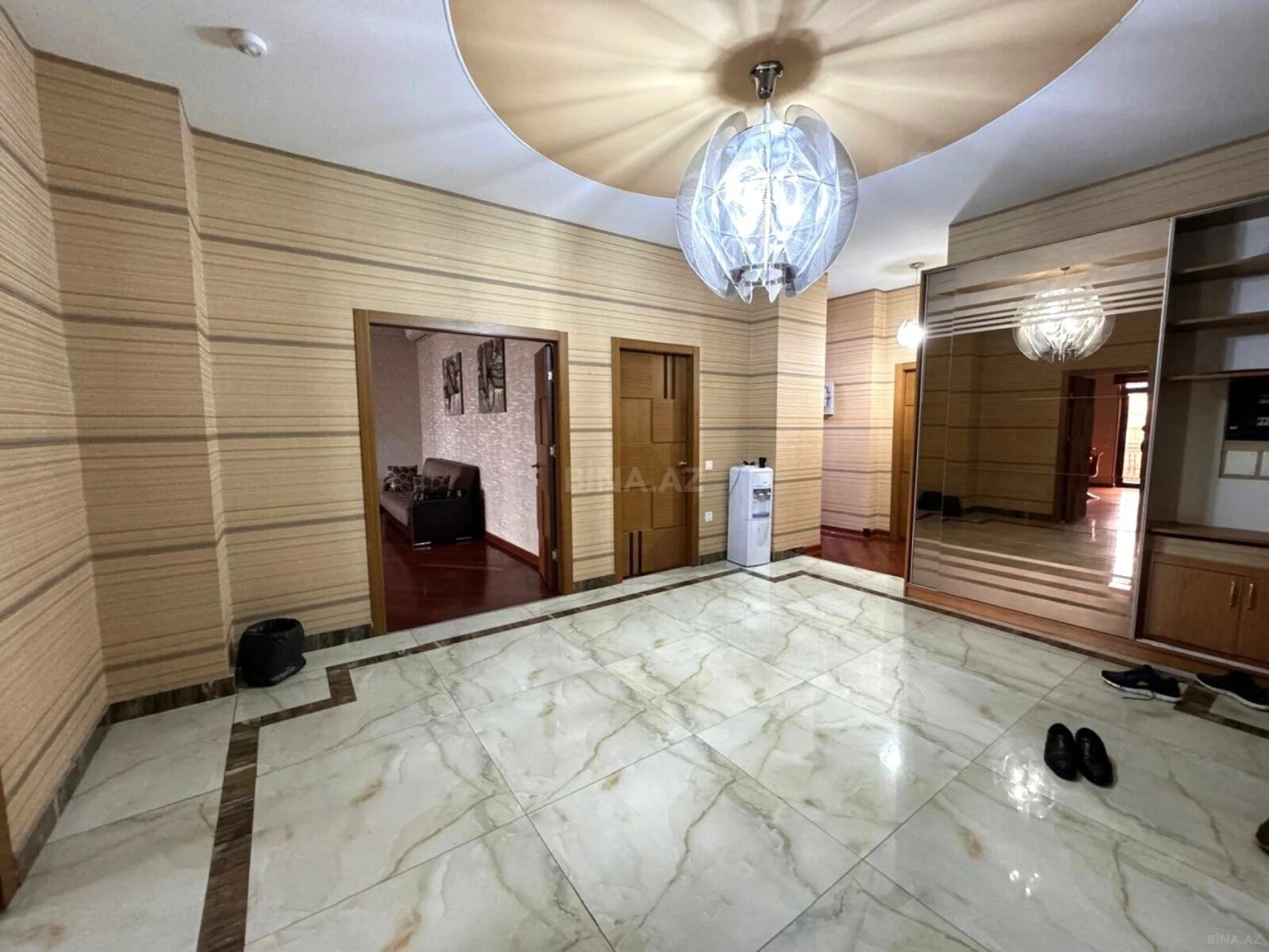 Satılır 4 otaqlı mənzil 200 m²
