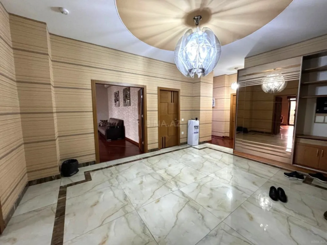 Satılır 4 otaqlı mənzil 200 m²