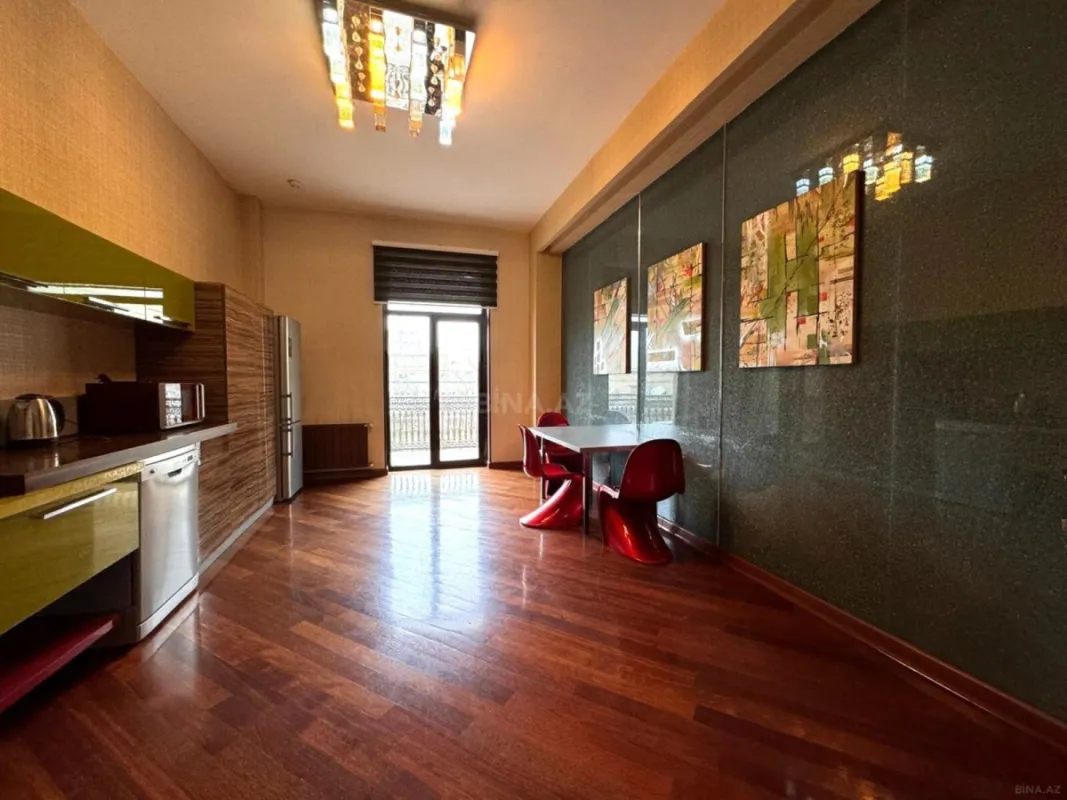 Satılır 4 otaqlı mənzil 200 m²