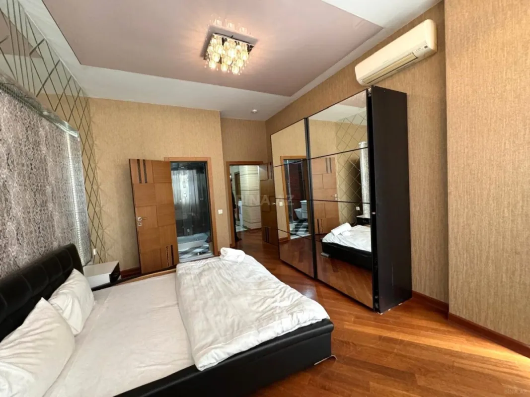 Satılır 4 otaqlı mənzil 200 m²