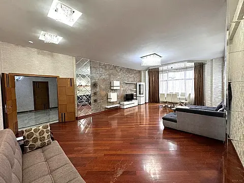 Satılır 4 otaqlı mənzil 200 m²