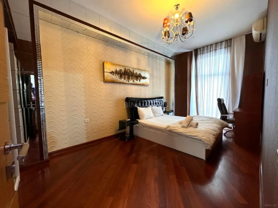 Satılır 4 otaqlı mənzil 200 m²