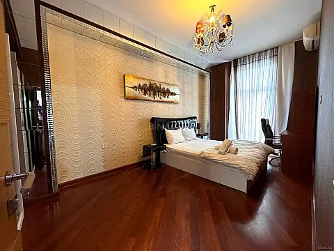 Satılır 4 otaqlı mənzil 200 m²