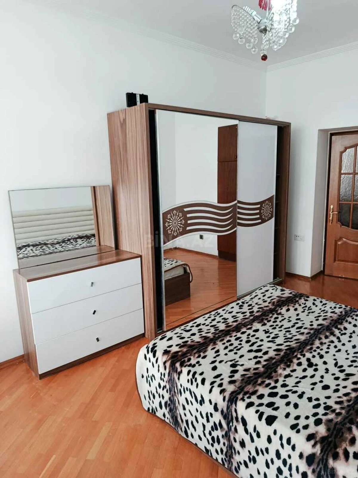 Satılır 4 otaqlı mənzil 120 m²