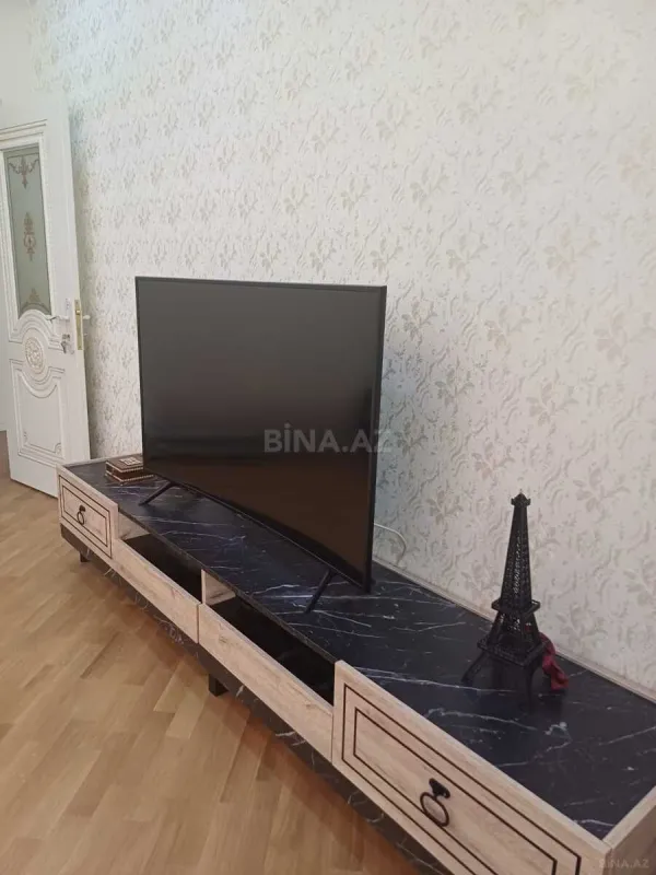 Kirayə verilir 2 otaqlı mənzil 130 m²