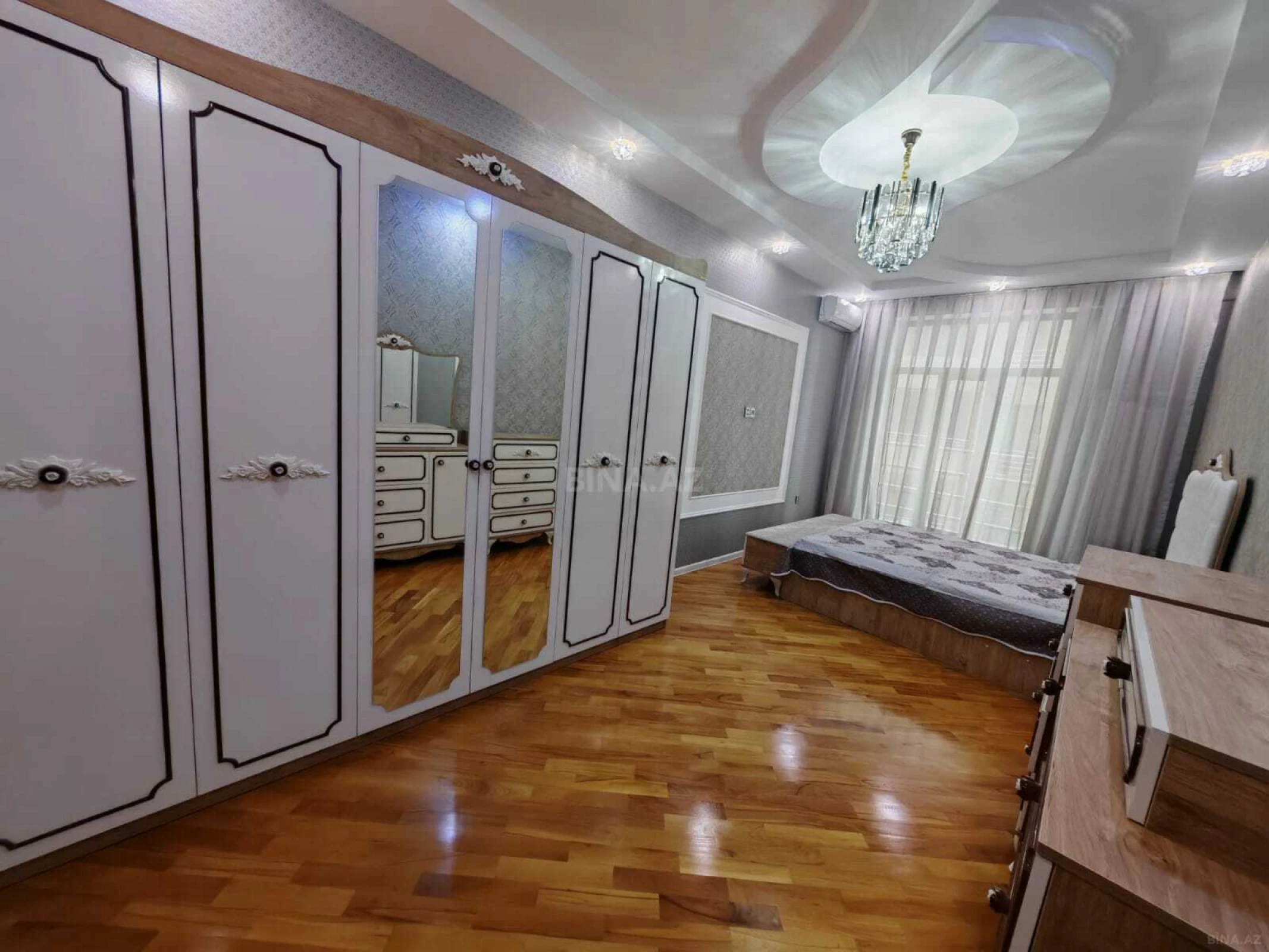 Kirayə verilir 3 otaqlı mənzil 156 m²