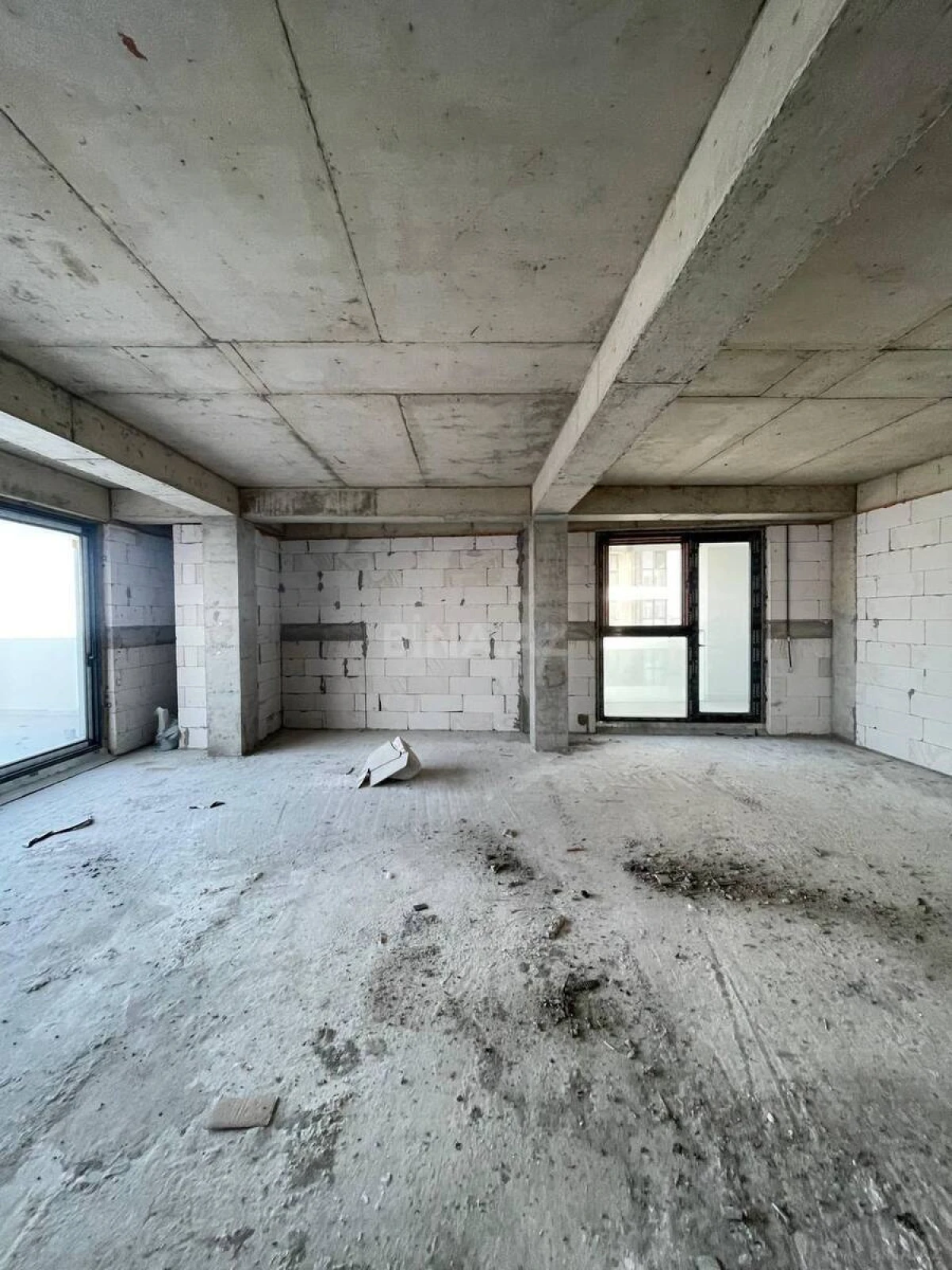 Satılır 4 otaqlı mənzil 358 m²
