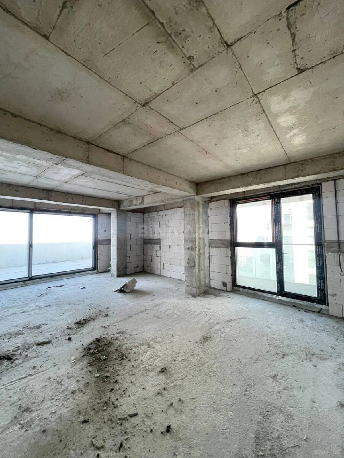 Satılır 4 otaqlı mənzil 358 m²