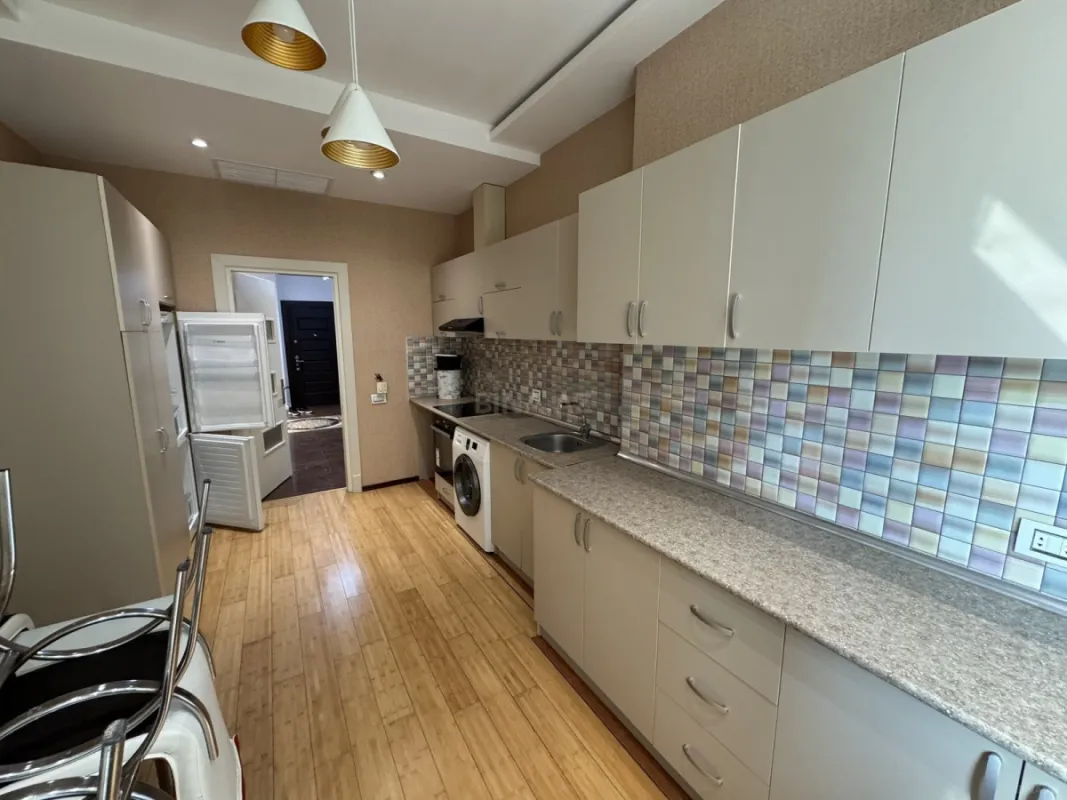 Kirayə verilir 2 otaqlı mənzil 85 m²