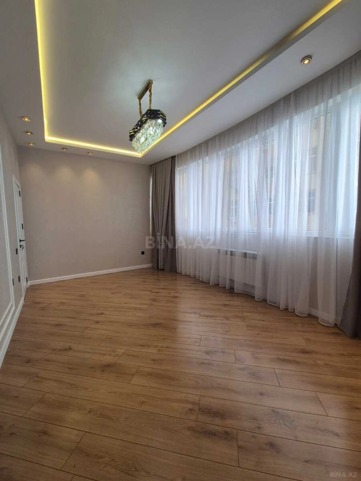 Satılır 3 otaqlı mənzil 135 m²
