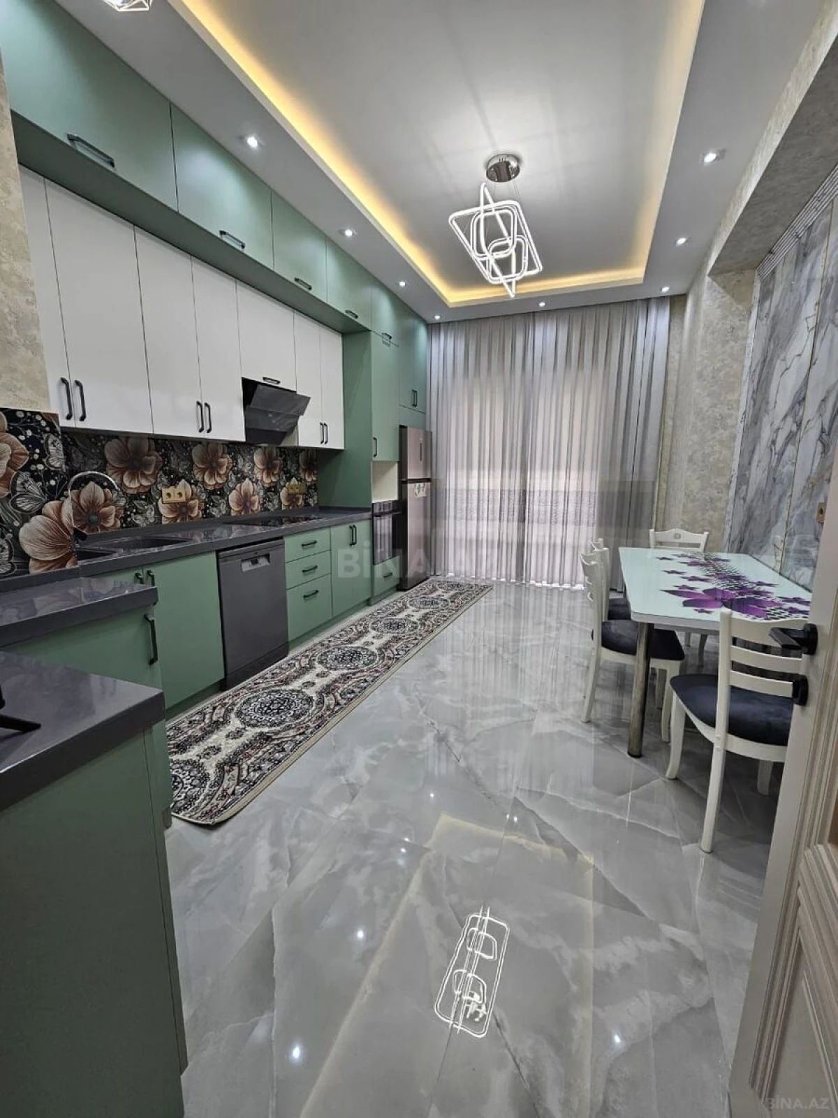 Kirayə verilir 3 otaqlı mənzil 180 m²