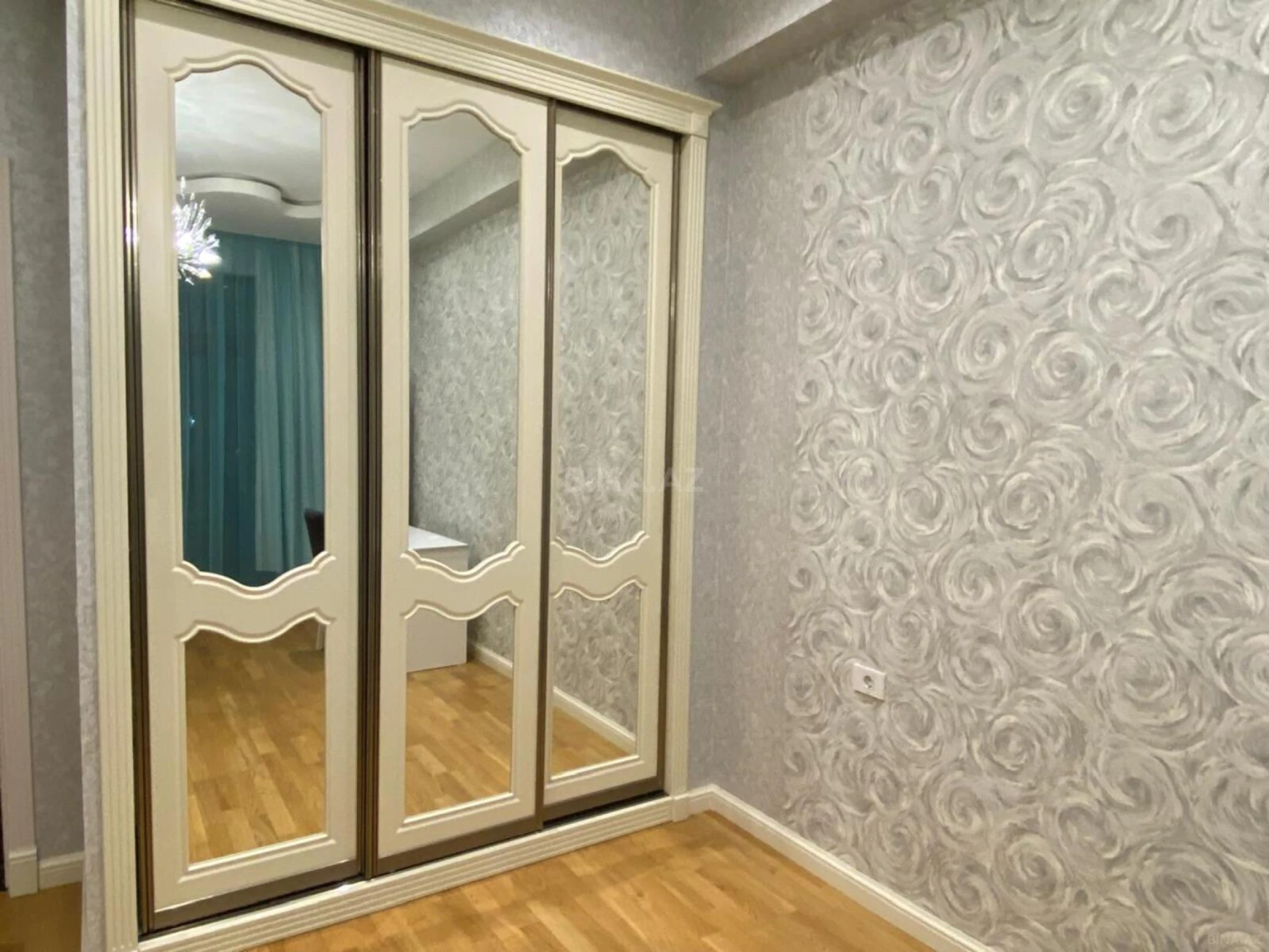 Kirayə verilir 3 otaqlı mənzil 175 m²