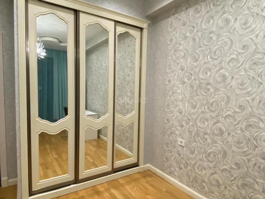 Kirayə verilir 3 otaqlı mənzil 175 m²