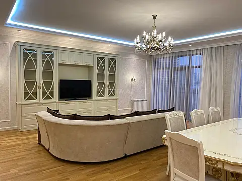 Kirayə verilir 3 otaqlı mənzil 175 m²